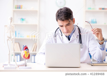 Doctor lecturer explaining the heart model 41289488