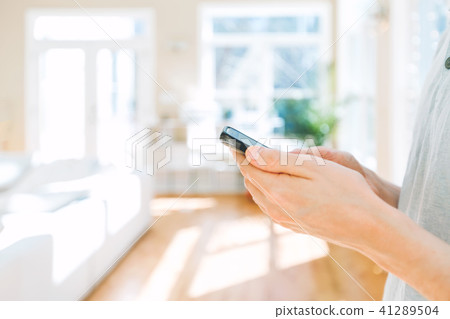 Man's hands using a smartphone 41289504