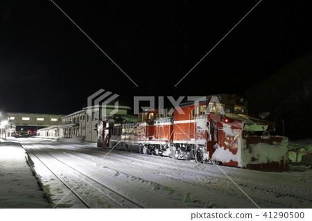 羅素汽車在午夜停在Munakata車站 41290500