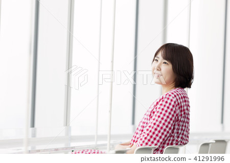Young woman, observatory, sightseeing, sightseeing, tourists, travelers, travel, tower, Tokyo, Japan 41291996