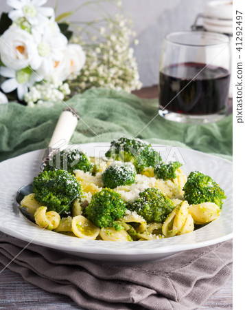 Orecchiette pasta with broccoli in white dish Orecchiette pasta with broccoli in white dish 41292497