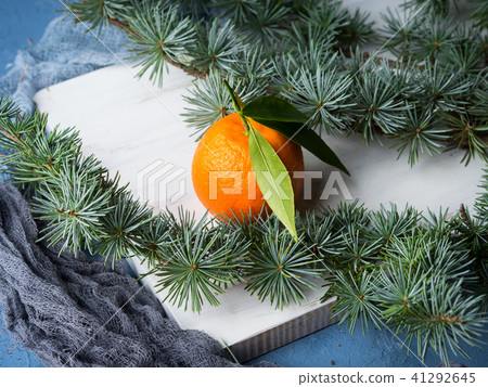 Fresh tangerines on white rustic board 41292645