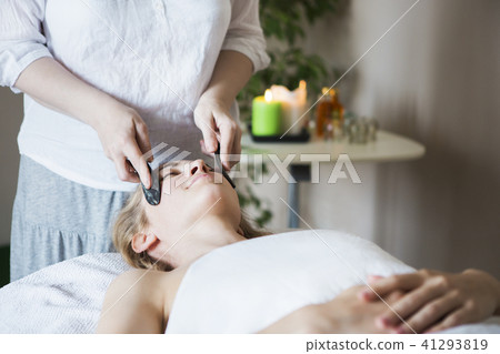 Young woman have face treatment at beauty clinic Young woman have face treatment at beauty clinic 41293819