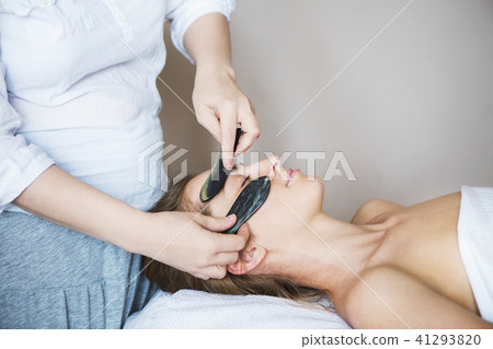Young woman have face treatment at beauty clinic Young woman have face treatment at beauty clinic 41293820