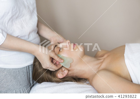 Young woman have face treatment at beauty clinic Young woman have face treatment at beauty clinic 41293822