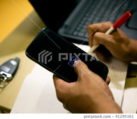 檢查他們一直在處理的短信的學生 檢查他們一直在處理的短信的學生 41295161