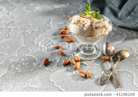 Vanilla ice cream with almonds Vanilla ice cream with almonds 41296109