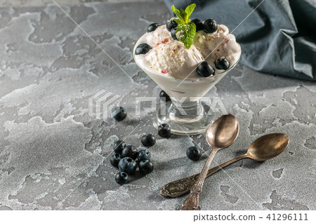 Vanilla ice cream with blueberries Vanilla ice cream with blueberries 41296111
