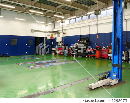 Automobile dealer's pit 41298075