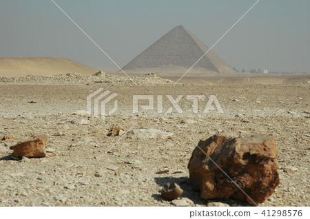 Red pyramid 41298576