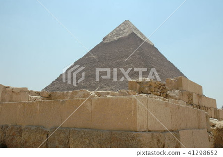 The three big pyramids of Giza, the pyramid of King Kahura 41298652