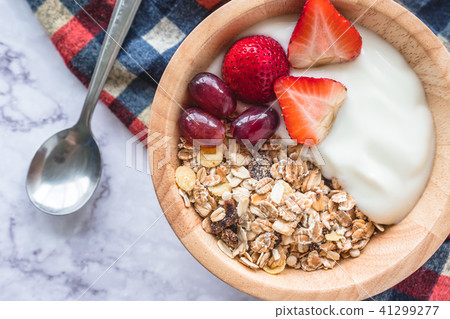 Bowl of homemade muesli with yogurt  41299277