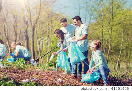 volunteers with garbage bags cleaning park area volunteers with garbage bags cleaning park area 41301406