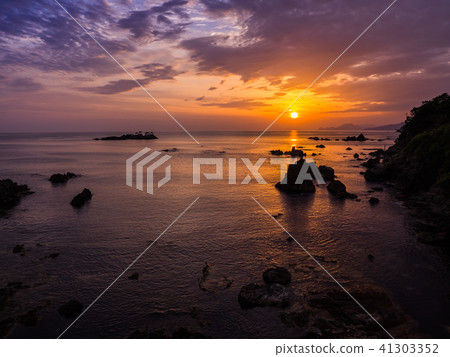 在龍宮殿和朝日城崎溫泉Hiwayama海岸島島附近的美麗的海岸 在龍宮殿和朝日城崎溫泉Hiwayama海岸島島附近的美麗的海岸 41303352