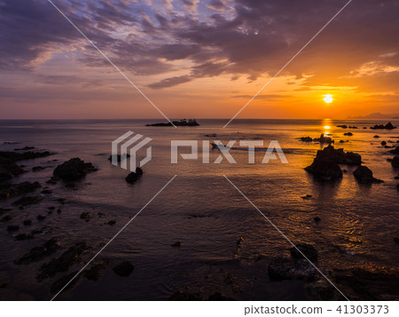 在龍宮殿和朝日城崎溫泉Hiwayama海岸島島附近的美麗的海岸 在龍宮殿和朝日城崎溫泉Hiwayama海岸島島附近的美麗的海岸 41303373