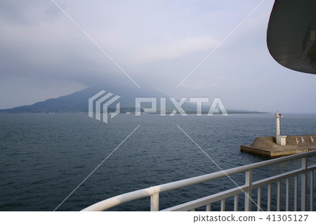 Scenery from the ferry connecting Kagoshima and Sakurajima Scenery from the ferry connecting Kagoshima and Sakurajima 41305127