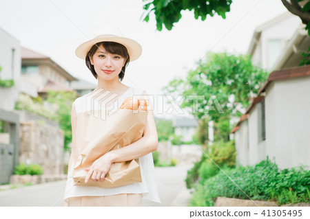 在回家的路上的婦女從購物 在回家的路上的婦女從購物 41305495