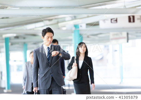 走在駐地平台的商人中級僱員企業圖像 41305879