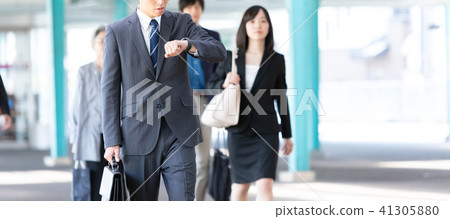 走在駐地平台的商人中級僱員企業圖像 41305880