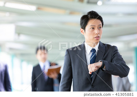 走在駐地平台的商人中級僱員企業圖像 41305881