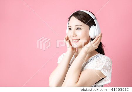 一個女人聽音樂 41305912