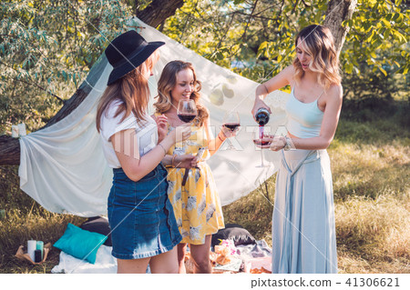 Group of girls friends making picnic outdoor 41306621