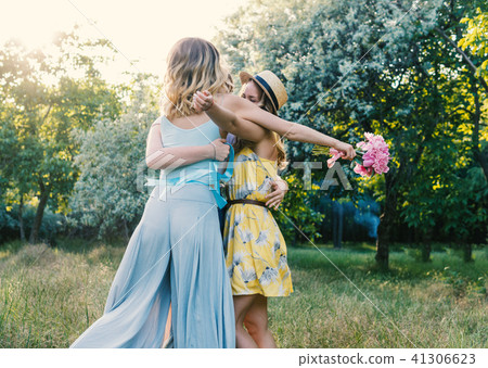 Group of girls friends making picnic outdoor 41306623