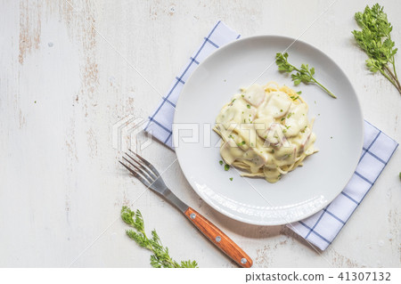 Spaghetti pasta with bolognese sauce and parmesan  41307132