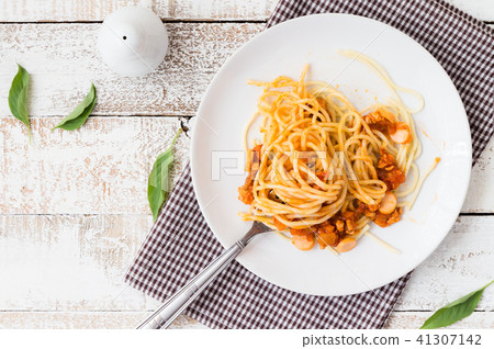 Spaghetti pasta with bolognese sauce and parmesan  41307142