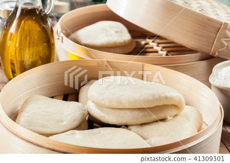 Gua bao, steamed buns in bamboo steamer 41309301
