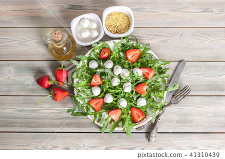 Delicious rucola salad with mozzarella 41310439