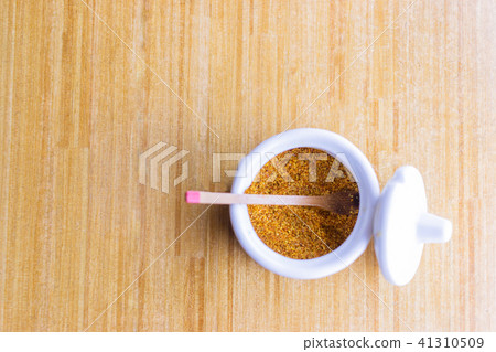 Condiment putting and condiments 41310509