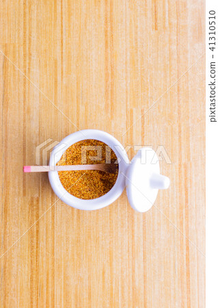 Condiment putting and condiments 41310510