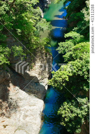 Katsuragawa谷的看法從Saikyo橋樑的在Kai Katsuragawa谷的看法從Saikyo橋樑的在Kai 41311288