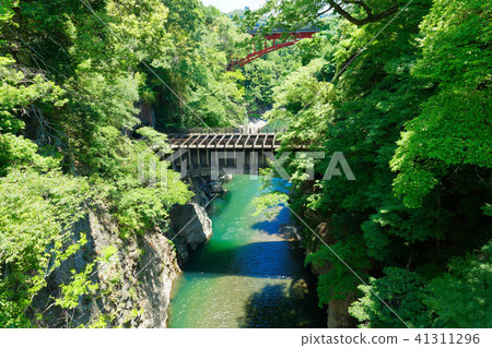 從Kai的Saruhashi橋看Yatsugawa發電廠1號水橋 從Kai的Saruhashi橋看Yatsugawa發電廠1號水橋 41311296