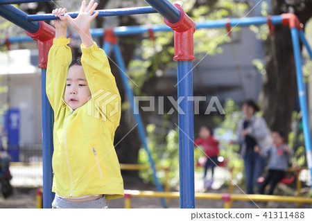 Children playing in the park 41311488