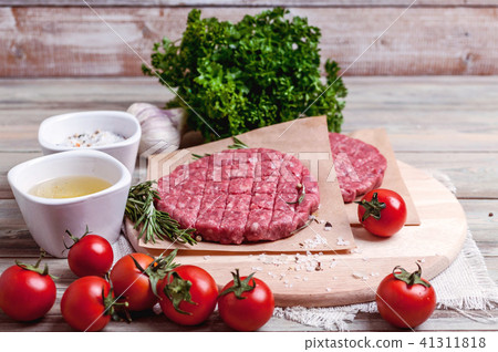 Cutlets for burgers from fresh minced meat Cutlets for burgers from fresh minced meat 41311818