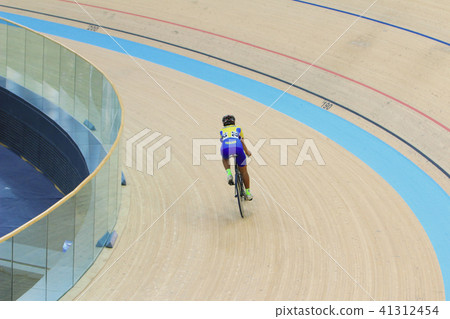 Indoor track cycling 41312454