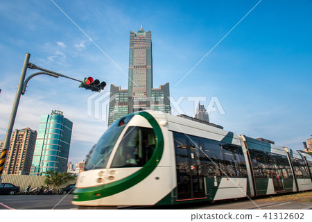 台灣 高雄 85大樓 輕軌 light rail 台灣 高雄 85大樓 輕軌 light rail 41312602