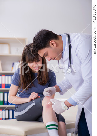 Patient visiting doctor after sustaining sports injury 41313376