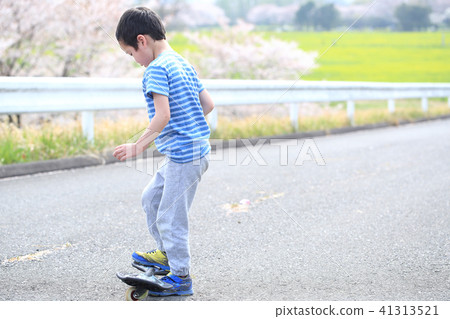 Children playing with Jay board 41313521