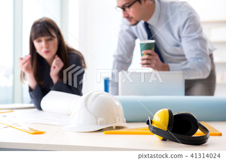 Engineers working on new project 41314024