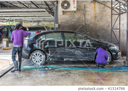 Cleaning the car Cleaning the car 41314766