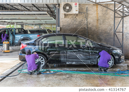 Cleaning the car Cleaning the car 41314767