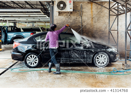Cleaning the car Cleaning the car 41314768