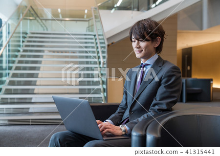 A man with a laptop 41315441