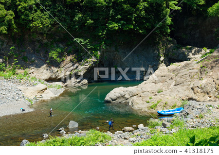 Mountain stream fishing in the Katsuragawa Valley 41318175