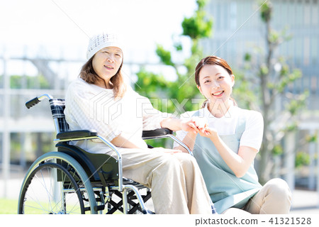 護理輪椅女人 41321528
