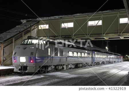 The limited express okhotsk which is stopping at Takuma station in winter The limited express okhotsk which is stopping at Takuma station in winter 41322919