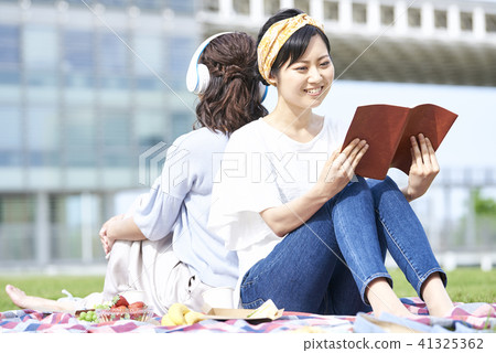 woman reading 41325362